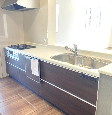 ブルーミングガーデン高崎市箕郷町上芝　2号棟（平屋）　のキッチン|人気のカウンターキッチン採用です☆ゴミ出しに便利な勝手口付き！
コンロも３口ご用意しています！調理スペースも広くストレスなくお料理できます。
浄水器つきなので美味しいお水も飲めますよ♪