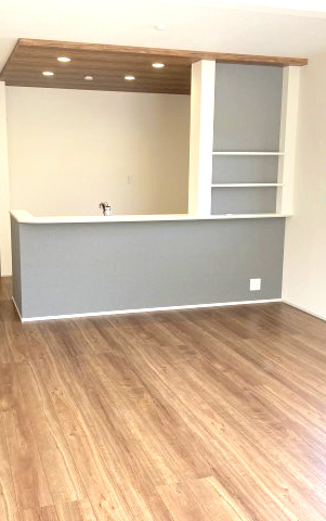 ブルーミングガーデン高崎市箕郷町上芝　2号棟（平屋）　の居間・リビング|19帖リビング♪人気の対面式キッチンを配した空間はお好みの家具も合わせやすく、家族がくつろぐ快適な空間造りをサポート。窓からは明るい陽光が差し込みます。