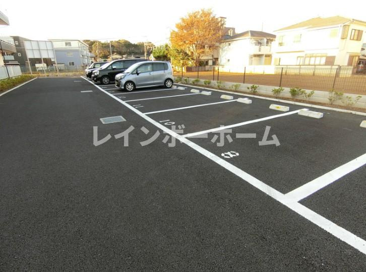 リブリ・杉田の駐車場