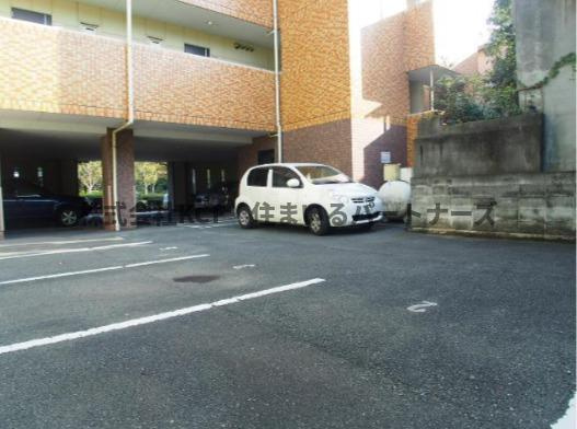 第5サンシャインビルの駐車場|駐車場完備です