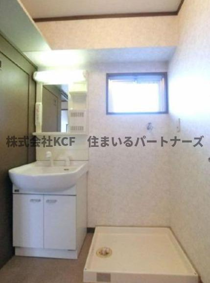 栗木第8ビルの洗面所|明るい洗面所です