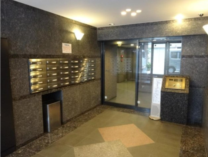 杉並区西荻南２丁目の賃貸マンションのエントランス