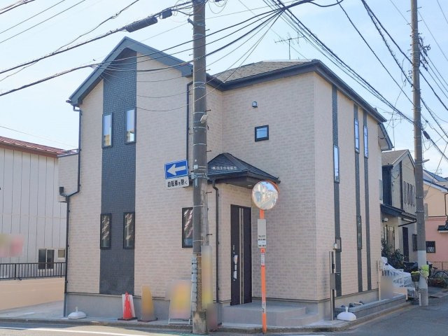 ふじみ野市富士見台の新築一戸建の外観|角地＆前面道路6mにて開放的な立地！
周辺には商業施設が充実。イオンタウンも徒歩圏内です。