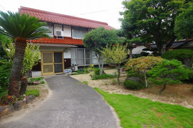 大崎中古戸建の庭|お庭も綺麗に手入れされております。
