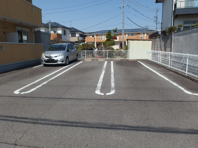 グリーンジュネスの駐車場