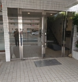 山中ビルのエントランス