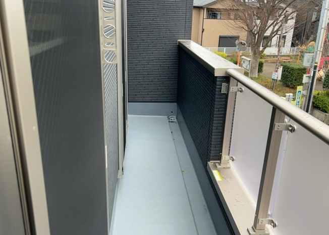 【バルコニー】 | バルコニーは、室外の専用スペースのうち、「屋根がなく開放された空間」であるものを指します。ベランダより広いタイプのものが多く、日当たりもよいため家庭菜園などを楽しみたい人にとって適した環境となります。