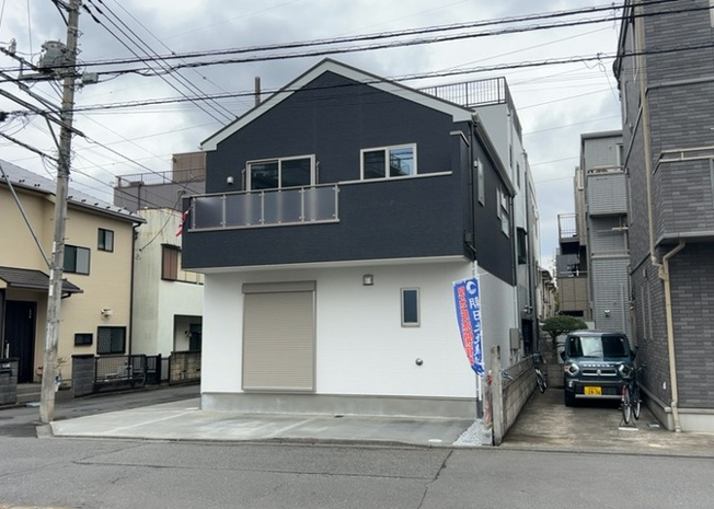 【外観】 | ついに完成致しました！現地をご見学に行く際は、道路の幅や周辺の交通量、施設などをご確認頂くことをおすすめします！物件の流れが早いため、内見をしたい方はお早めに当社営業までお問い合わせ頂きご予約下さい！