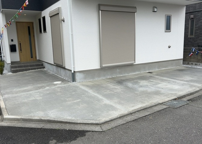 【駐車場】 | 駐車場と明記されていても、最小スペースでつくられた駐車場だと大型車は駐車できなかったり、出入りしにくくなったりする可能性があります。お車のサイズと購入したい物件の駐車場のサイズを現地で確認しましょう。
