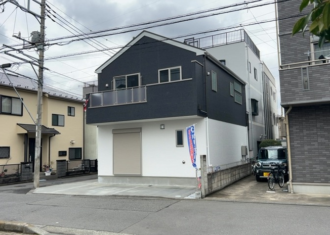 【前面道路含む現地写真】 | 住宅用の土地では前面道路に2m以上接していなければならないと法律で定められています。しかし、お持ちの車のサイズやライフスタイルなどにより、2mでは利便が悪い場合もございますので、事前に確認しましょう。