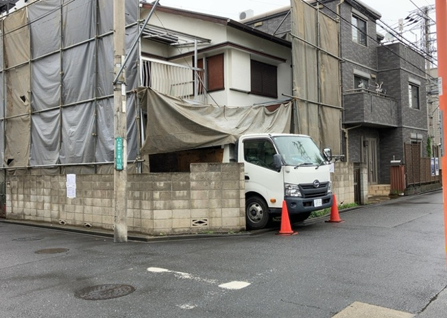 【駐車場】 | 車一台あたりに必要なスペースは、標準サイズの普通自動車で横幅2m50cm、長さ5mは必要になります。ただし、乗降のことも考慮して横幅3m30cm、長さ5m50cmほどは確保できるところを選びましょう。