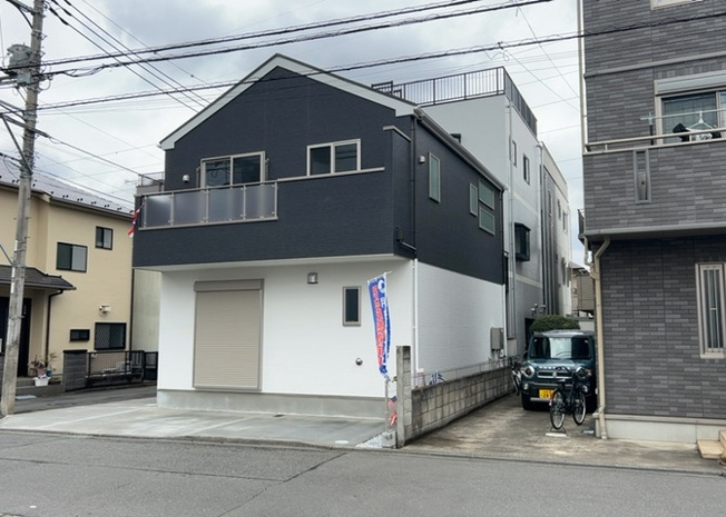 【前面道路含む現地写真】 | お持ちの車種によっては前面道路が広い方が便利でしょう。しかし、前面道路が広ければその分交通量が多くなるため、騒音などが気になる場合があります。実際に現地を見学し、周辺交通量や騒音などを確認しましょう！