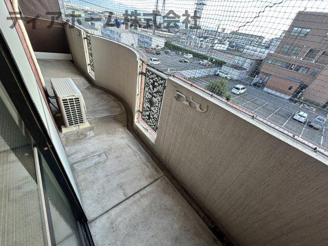 大和高田市神楽３丁目のアパートのバルコニー