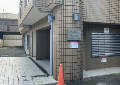 【中庭】 | パレ・ドール八王子Ⅲ | 中庭（パティオ）とは、一つの建築物の内部に設けられた、壁などで囲われている庭のことを指します。コの字型、ロの字型が主流ですが、L字型の中庭もあります。最近では、インテリア性の高さからも人気があります。