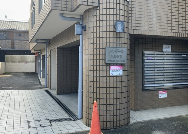 【中庭】 | パレ・ドール八王子Ⅲ | 中庭（パティオ）とは、一つの建築物の内部に設けられた、壁などで囲われている庭のことを指します。コの字型、ロの字型が主流ですが、L字型の中庭もあります。最近では、インテリア性の高さからも人気があります。