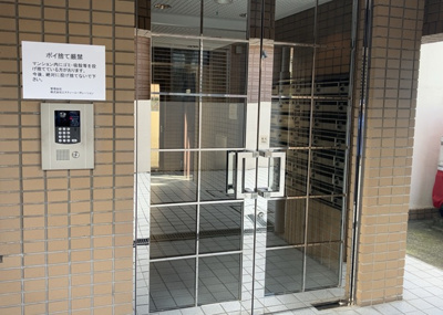 【エントランス】 | パレ・ドール八王子Ⅲ | マンションのエントランスには、もともと風よけや防犯の役割がありますが、マンションによって宅配ボックスなどの設備が備わっている所もあります。日々の生活をイメージしながら生活しやすさをチェックしましょう。