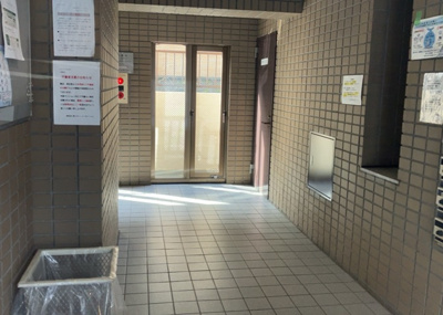 【ロビー】 | パレ・ドール八王子Ⅲ | ラウンジは、マンションの共用スペースに椅子やテーブルなどを配置した利用者が寛げる空間です。屋内型ラウンジと屋外型ラウンジがあります。共用部分の管理状況と合わせて、詳細については現地でご確認ください。