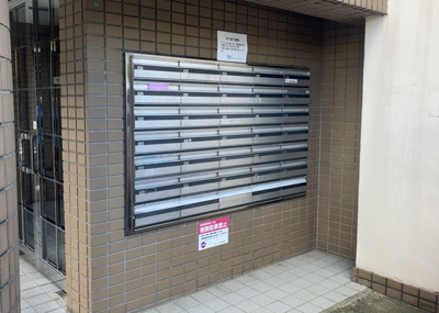 【設備】 | パレ・ドール八王子Ⅲ | エントランス付近に設置されている集合ポストは、住んでいる部屋と離れているため、ポストをあさるなど誰かに何かされていても被害に気づきにくいです。入居する時には他人に特定されにくい番号で鍵をかけましょう！