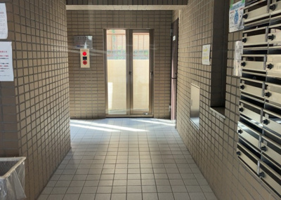 【ロビー】 | パレ・ドール八王子Ⅲ | ロビーというと、エントランスと何がちがうの？と思いますよね。実はロビーとエントランスには明確な決まりはありません。物件によっては、エントランスを入って広がるある程度の広さのある空間がロビーとなります。