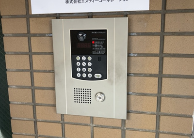 【防犯設備】 | パレ・ドール八王子Ⅲ | 当然のことではありますが、オートロックやセンサーライト、ホームセキュリティーなどの防犯設備があれば、小さいお子様がいるご家庭も安心ですよね！まず物件購入の際は、防犯設備もチェックするようにしましょう。