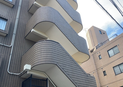 【その他共用部分】 | パレ・ドール八王子Ⅲ | 共用部分は、一棟の建物に住む区分所有者全員が共同で所有するとし、共用部分の管理、補修などは、区分所有者で形成される管理組合が行います。個人の判断で勝手に変更することはできませんので覚えておきましょう。