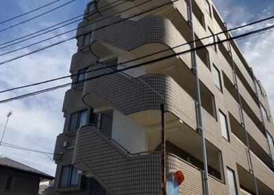 【現況写真】 | パレ・ドール八王子Ⅲ | 道幅が広い場所は日当たりや風通が良好です。幅が広いのですれ違いも可能ですし大きな車でも駐車可能！一方で、大型車が通ることも多くなるため交通量の増加により騒音に繋がります。また土地の値段が高くなります。