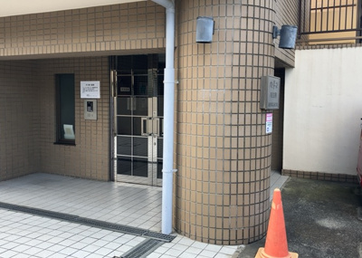 【玄関】 | パレ・ドール八王子Ⅲ | 玄関は家の顔でもあり、家族以外の目にも止まる場所です。玄関は外との間を仕切る扉、靴などをしまっておく収納スペース、靴脱ぎのたたきスペース、来客とのやり取りをするドアホンなど複数のアイテムからなります。