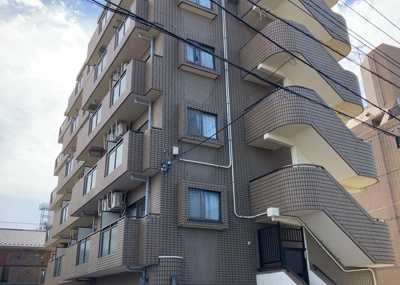 【外観】 | パレ・ドール八王子Ⅲ | 外観はマンション管理がされているかの目安になります。築年数が古いと、壁面は劣化してひび割れが生じることも！建物が古びていても細かいところが修繕されていると、きちんと管理されているなぁと感じるでしょう。