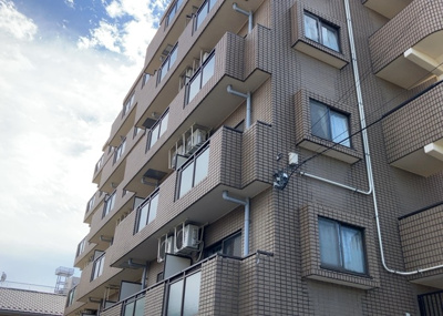 【バルコニー】 | パレ・ドール八王子Ⅲ | 一般的なバルコニーは、奥行1.5ｍ程ですが、ワイルドバルコニーは2ｍまで広がっています。そのため洗濯物の間隔をあけ干すことができ、乾きやすいというメリットや、ガーデニングが楽しめる等の特徴があります。