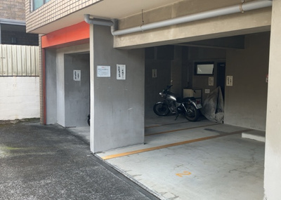 【駐車場】 | パレ・ドール八王子Ⅲ | 車一台あたりに必要なスペースは、標準サイズの普通自動車で横幅2m50cm、長さ5mは必要になります。ただし、乗降のことも考慮して横幅3m30cm、長さ5m50cmほどは確保できるところを選びましょう。