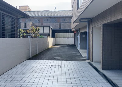 【駐車場】 | パレ・ドール八王子Ⅲ | 駐車場と明記されていても、最小スペースでつくられた駐車場だと大型車は駐車できなかったり、出入りしにくくなったりする可能性があります。お車のサイズと購入したい物件の駐車場のサイズを現地で確認しましょう。