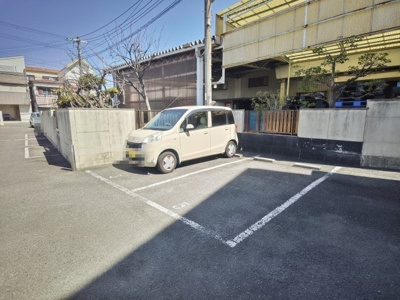 【駐車場】 | サンエス原田 | 駐車場に車を止められます