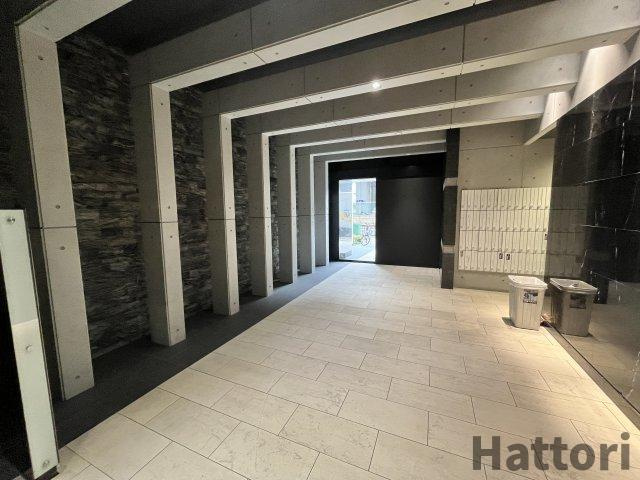 吹田市江坂町１丁目の賃貸マンションのエントランス