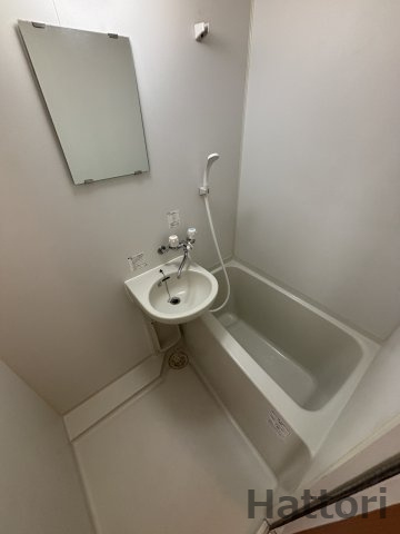 フローライト関大前の浴室