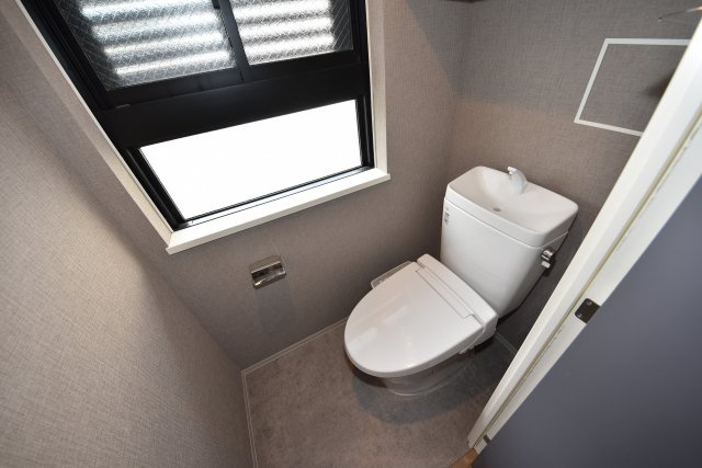 コンフォリア北堀江一丁目のトイレ|階数により小窓はありません