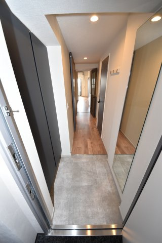 コンフォリア北堀江一丁目の玄関|収納もある玄関です