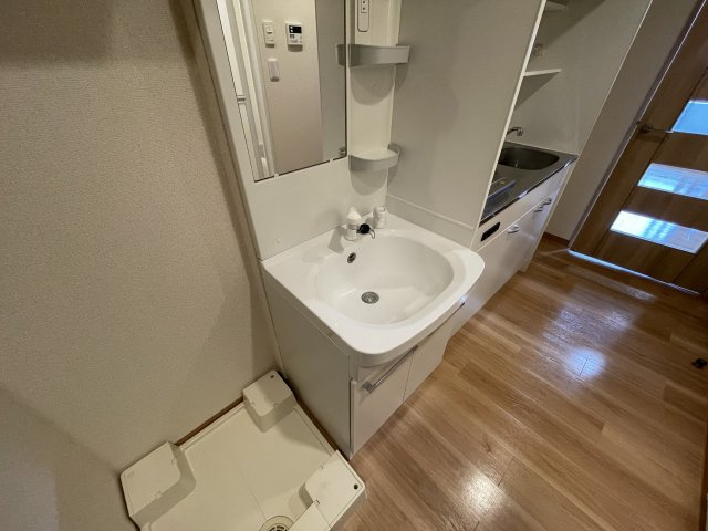 ドミールCity川口の独立洗面台|※別号室の参考写真です。