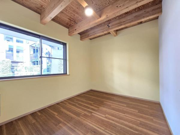 吹田市朝日町　中古戸建の洋室|落ち着いた色調の洋室です