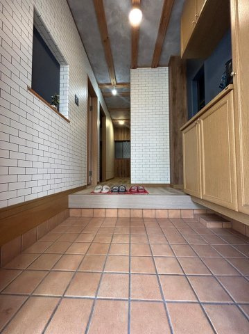 吹田市朝日町　中古戸建の玄関|収納もある玄関です