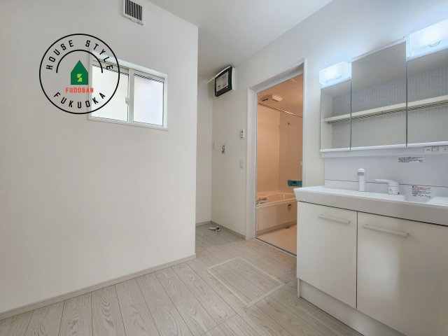 福岡市東区多々良2丁目第5-1棟（1号棟）の内観：施工例|ゆとりの洗面スペースで朝の身支度もスムーズに。暮らしを快適に変えるシャワー付洗面台です！