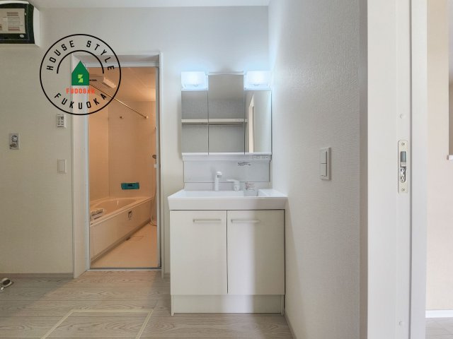 福岡市東区多々良2丁目第5-1棟（1号棟）の内観：施工例|毎日使うものだから清潔な空間を保ちたい水回り。洗面にはそんな願いを解消させてくれる収納アイデアが満載です。三面鏡の裏側にはキャビネットが現れ小物から背の高い物まで収納できます。