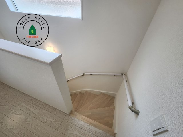 福岡市東区多々良2丁目第5-1棟（1号棟）の内観：施工例|階段からも明るい光が入ります。採光や通風も階段の重要な役割です。