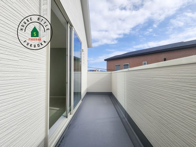 福岡市東区多々良2丁目第5-1棟（1号棟）の外観：施工例|風をしっかりと感じられるバルコニーでは、毎日が洗濯日和です。広々としているので洗濯も楽しくなるでしょうし、気分転換にバルコニーからの眺めを楽しむのもいいでしょう。