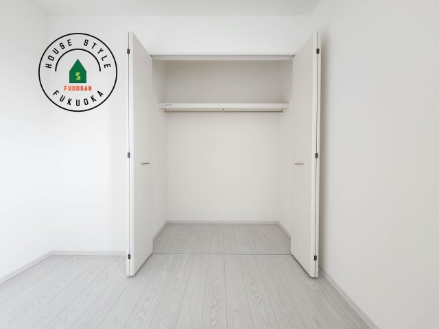 福岡市東区多々良2丁目第5-1棟（1号棟）の内観：施工例|柔らかい陽光が差し込む明るいお部屋を演出する設計。彩光の取れる窓が気持ちの良いお部屋を創り上げます。