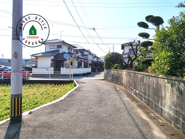 福岡市東区多々良2丁目第5-1棟（1号棟）の前面道路含む現地写真|前面道路は閑静な住宅地をはしる車通りの少ない道路。お車の出し入れが苦手なママや小さなお子様にも安心ですね。しっかり舗装もされているので、ベビーカーや自転車で通っても快適に通行できます。