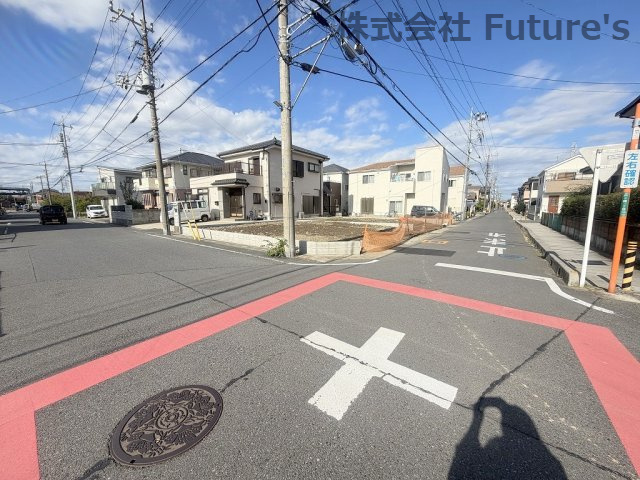 三郷市戸ケ崎1丁目　建築条件無し売地　全1棟の前面道路含む現地写真|前面道路含む現地写真です。