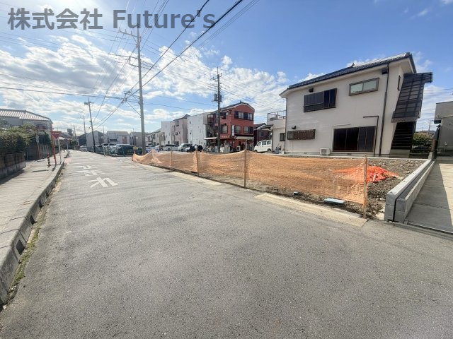三郷市戸ケ崎1丁目　建築条件無し売地　全1棟の前面道路含む現地写真|前面道路含む現地写真です。