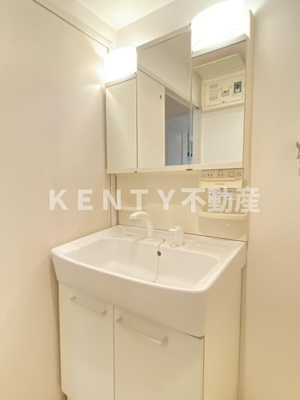 【洗面所】 | エリヴィエール | 明るい洗面所です