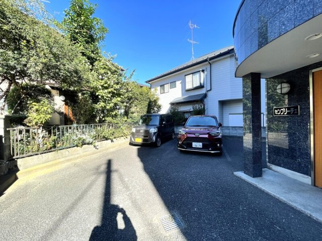 センプリーチェの駐車場