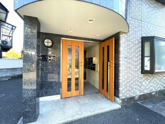 センプリーチェのエントランス